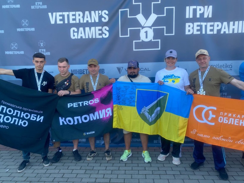 На зображенні ветерани переможці