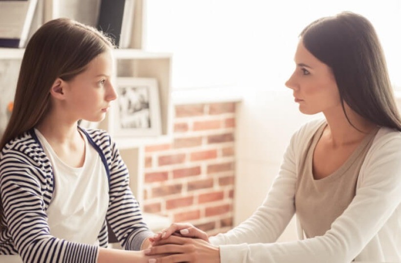 На зображенні мати та дочка