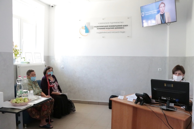 Очільниця Прикарпаття перевіряла, як працює центр вакцинації у Надвірній (ФОТО)