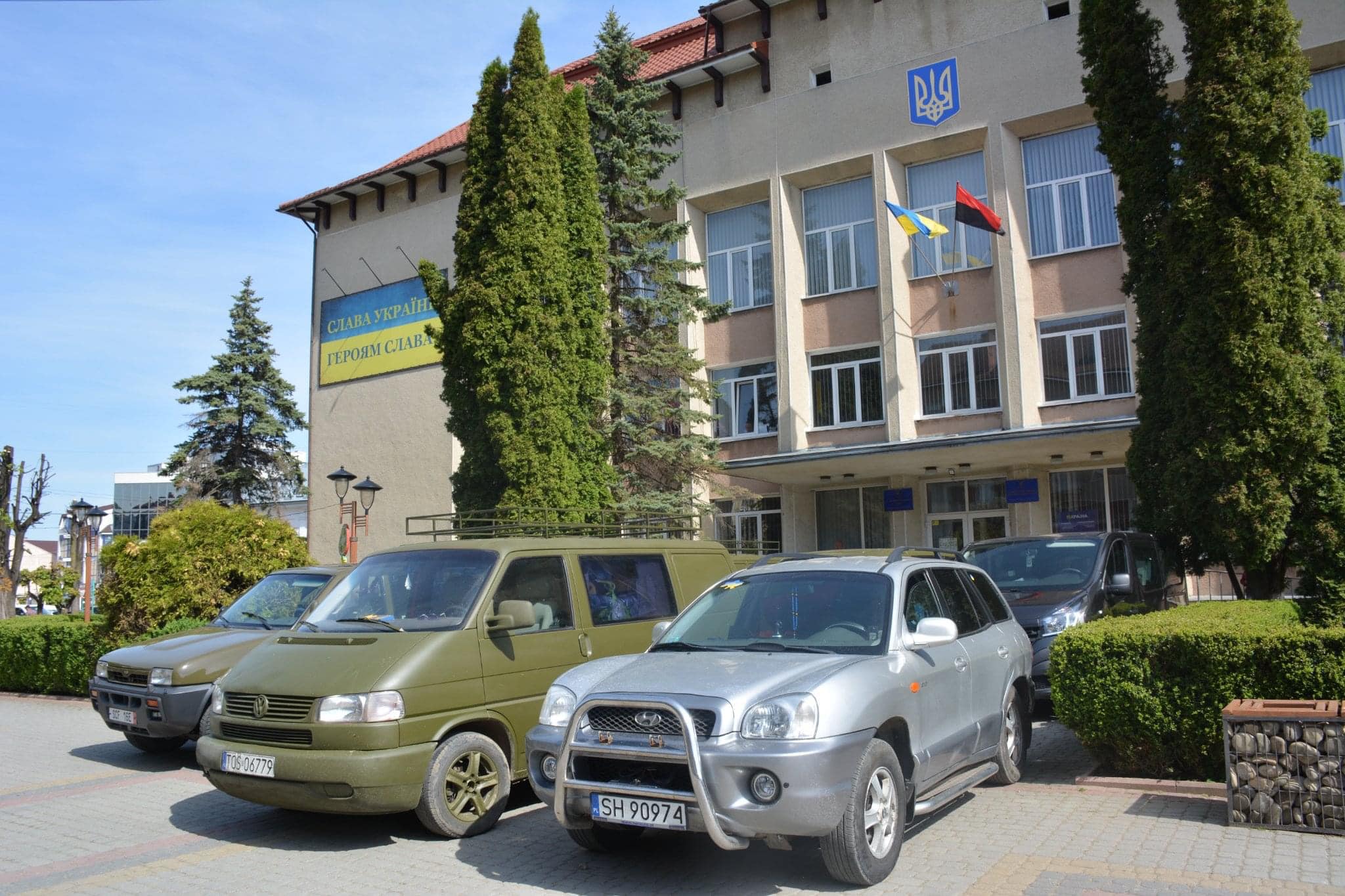 Від початку війни громада Надвірної вже передала до ЗСУ 26 автомобілів